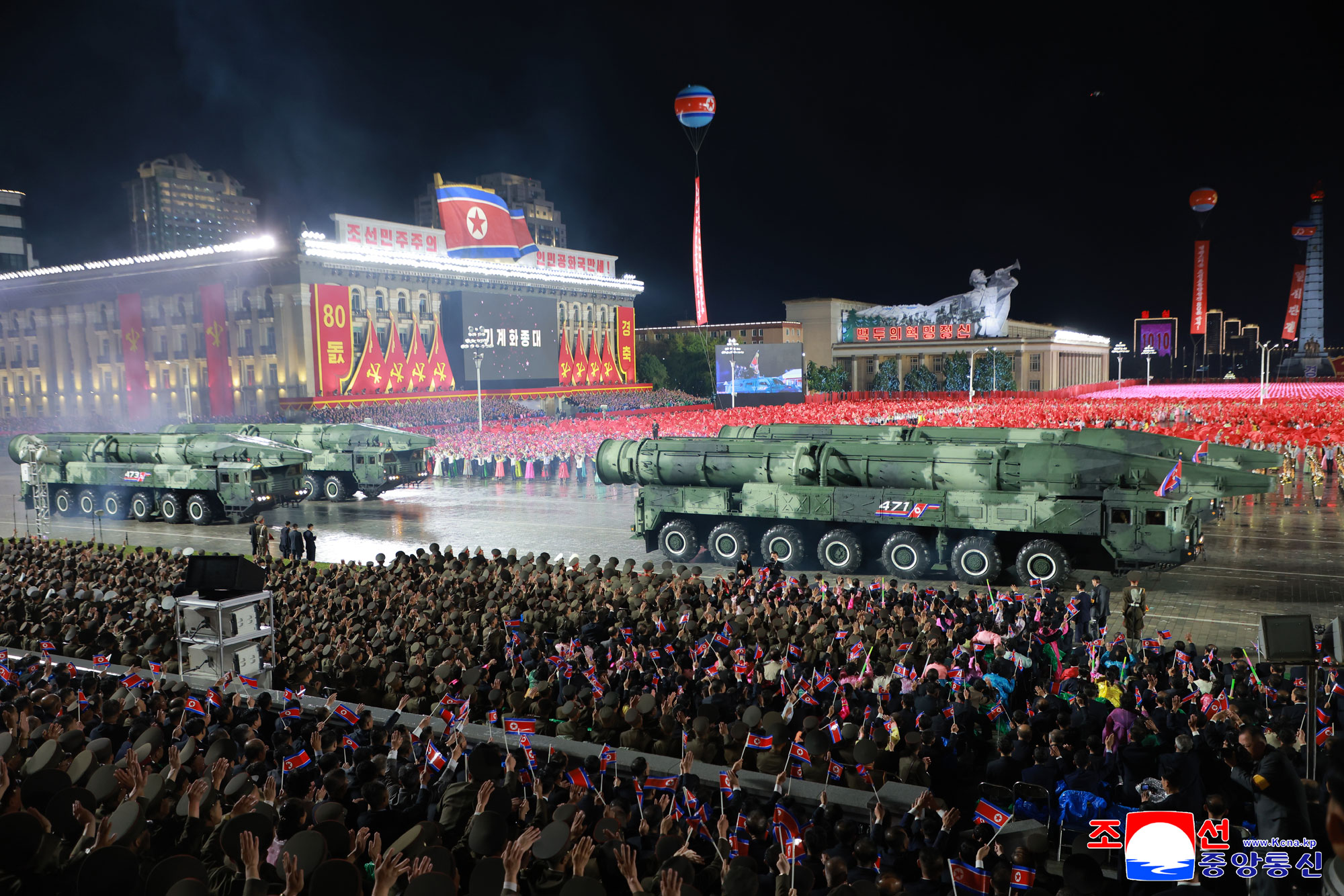 Торжественно прошел военный парад в честь 80-летия ТПК