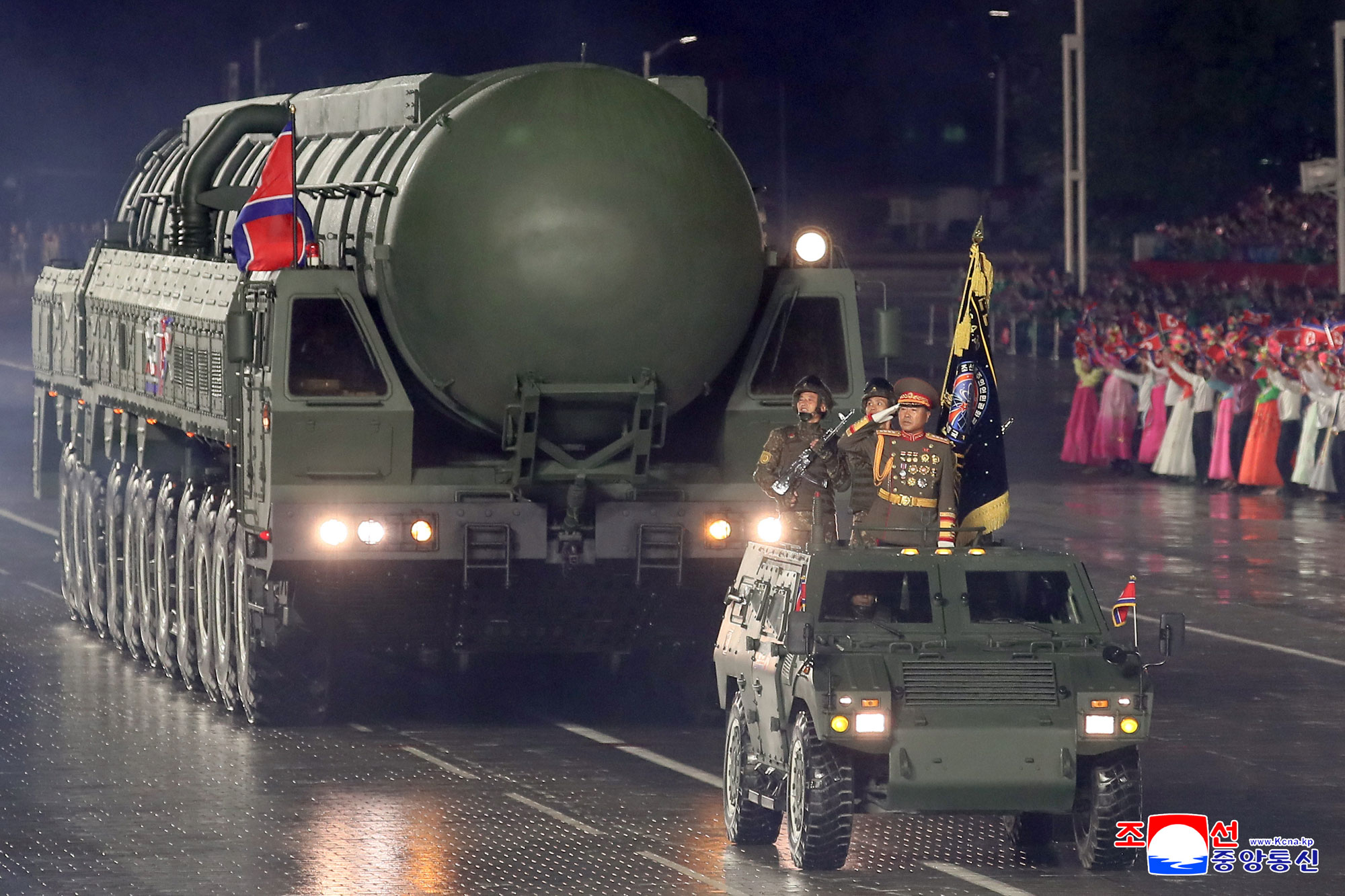 Торжественно прошел военный парад в честь 80-летия ТПК