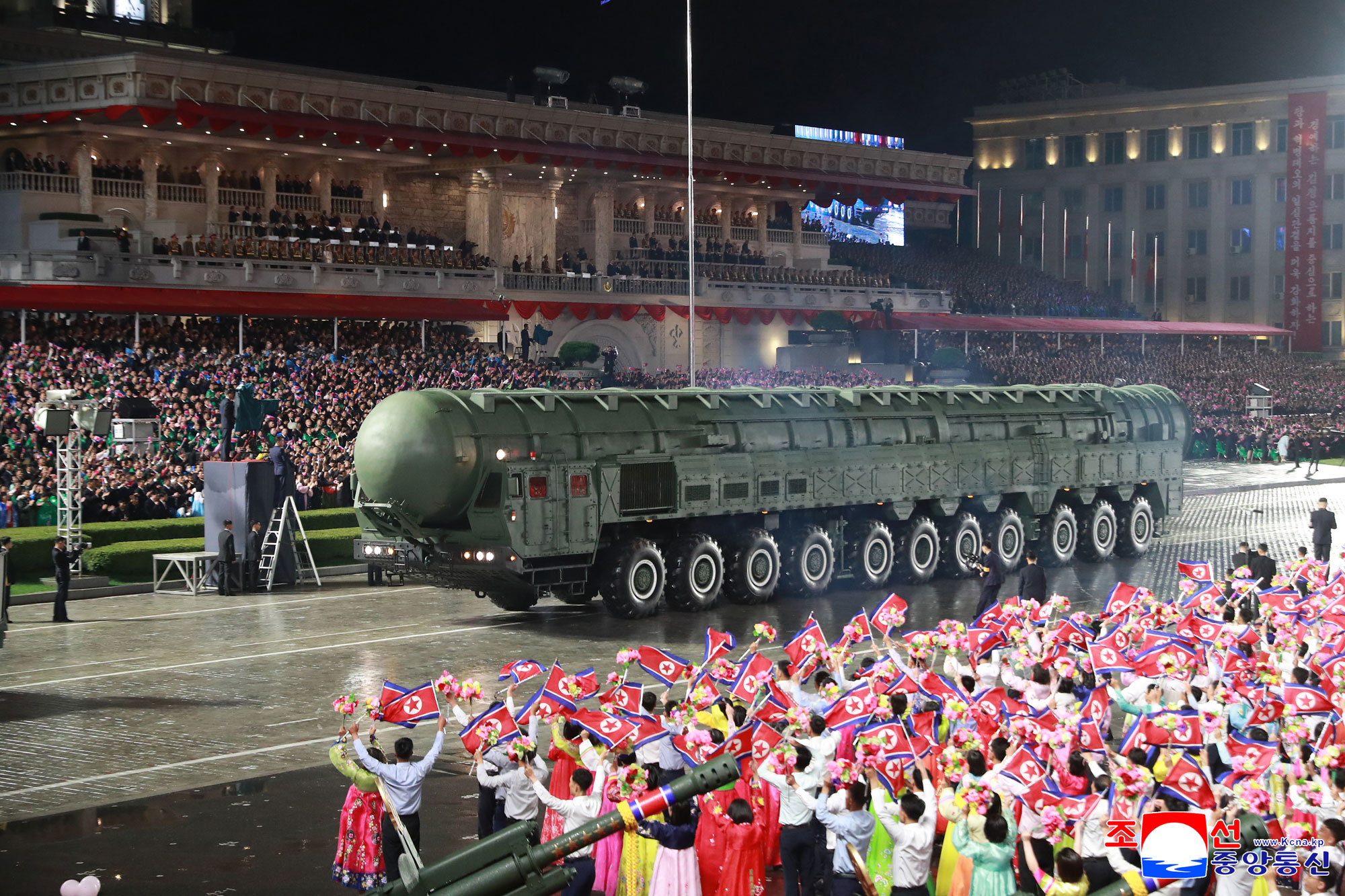 Торжественно прошел военный парад в честь 80-летия ТПК