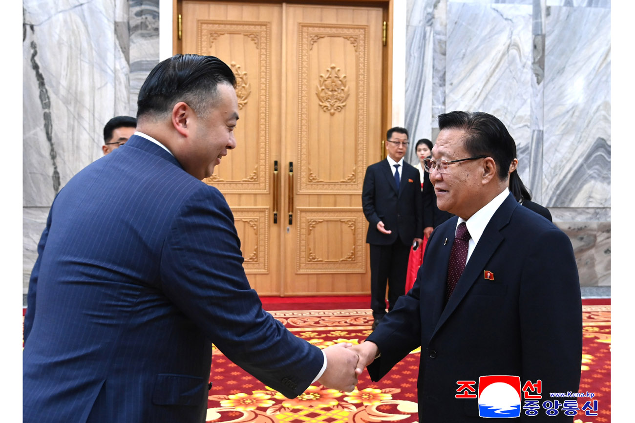 최룡해동지가 김일성김정일기금리사회 성원들을 만났다
