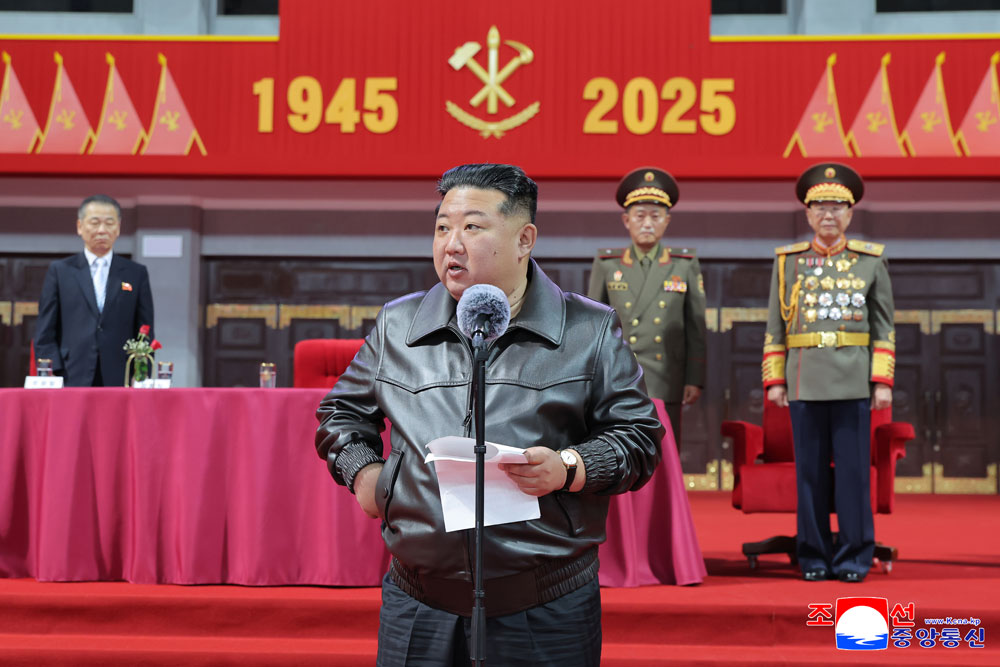 敬爱的金正恩同志向朝鲜劳动党成立80周年庆祝活动参加者和后勤保障人员表示祝贺和鼓励，同他们一起观看大型团体操和艺术演出