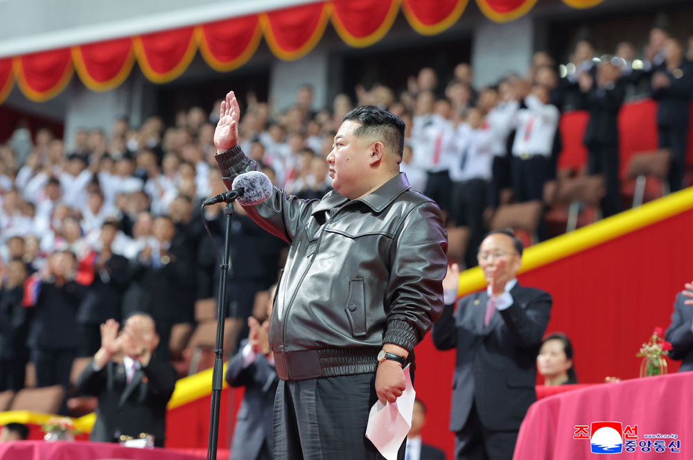 敬爱的金正恩同志向朝鲜劳动党成立80周年庆祝活动参加者和后勤保障人员表示祝贺和鼓励，同他们一起观看大型团体操和艺术演出