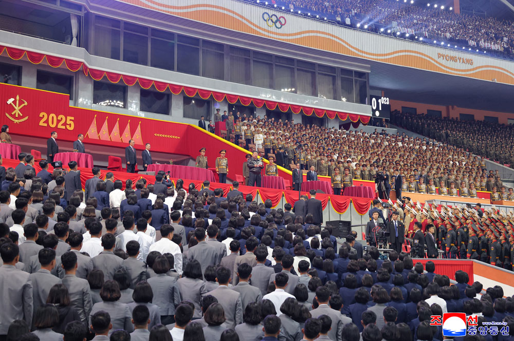 敬爱的金正恩同志向朝鲜劳动党成立80周年庆祝活动参加者和后勤保障人员表示祝贺和鼓励，同他们一起观看大型团体操和艺术演出