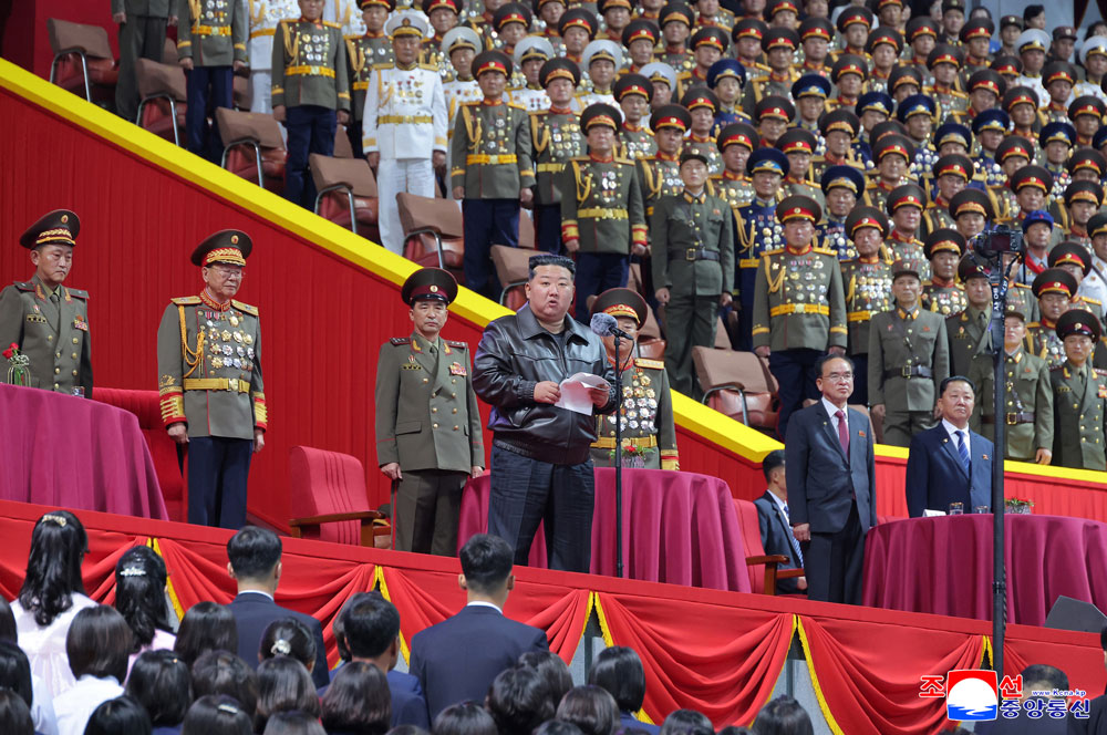 敬爱的金正恩同志向朝鲜劳动党成立80周年庆祝活动参加者和后勤保障人员表示祝贺和鼓励，同他们一起观看大型团体操和艺术演出