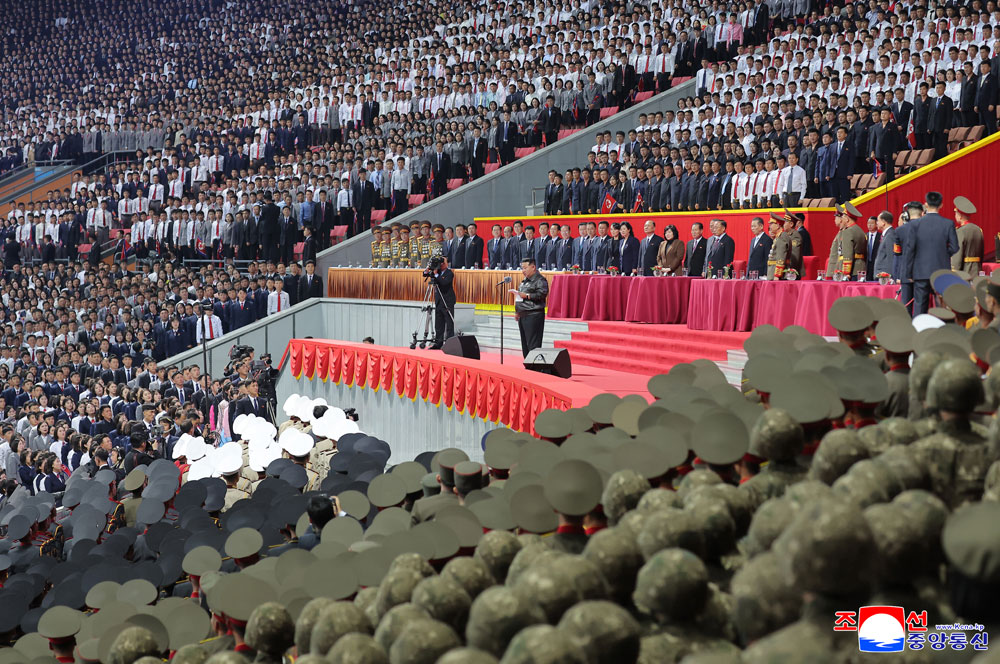 敬爱的金正恩同志向朝鲜劳动党成立80周年庆祝活动参加者和后勤保障人员表示祝贺和鼓励，同他们一起观看大型团体操和艺术演出