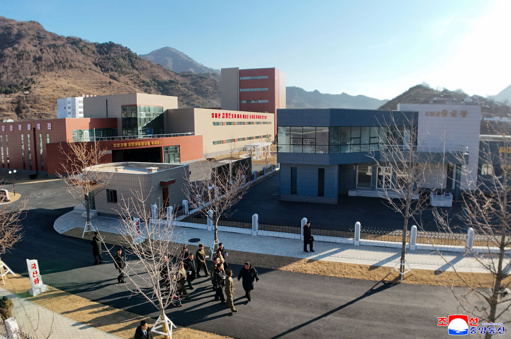 경애하는 김정은동지께서 준공을 앞둔 지방공업공장들의 실태를 현지료해하시였다