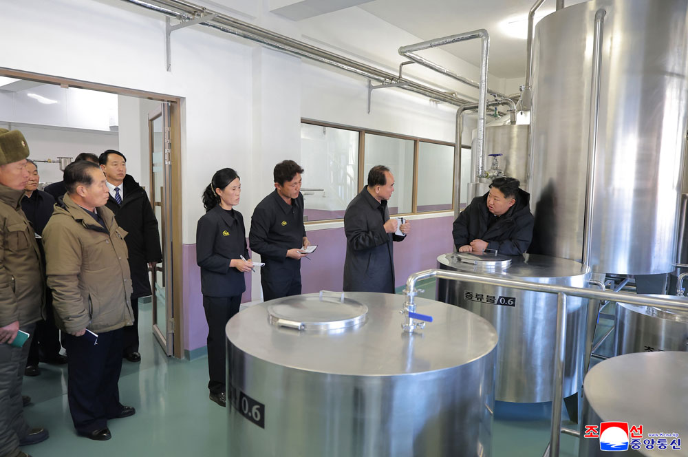 경애하는 김정은동지께서 준공을 앞둔 지방공업공장들의 실태를 현지료해하시였다