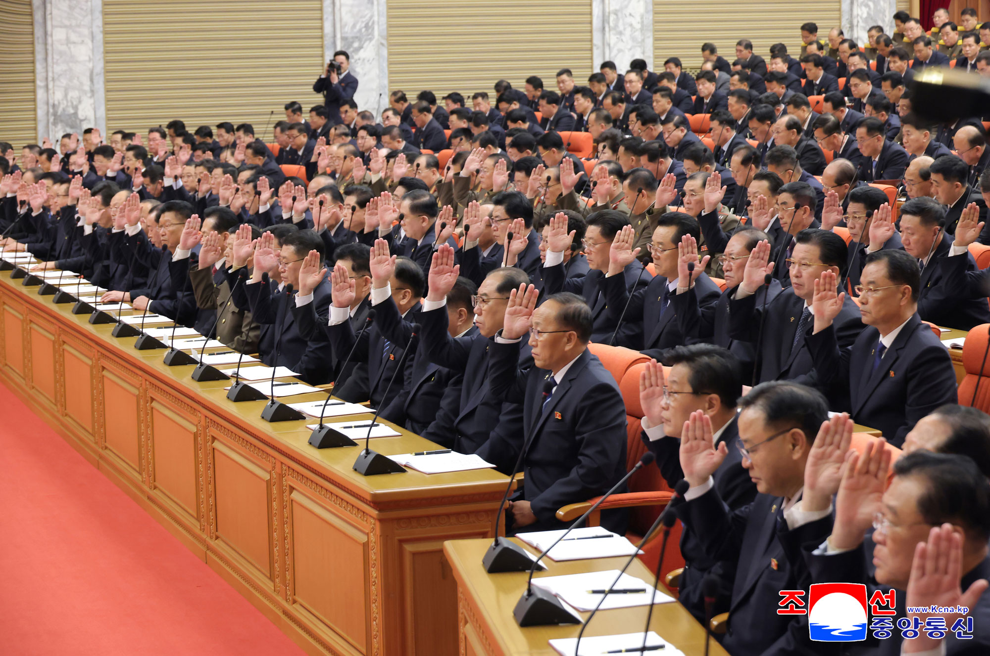 朝鮮労働党中央委員会第８期第１３回総会の２日目の会議