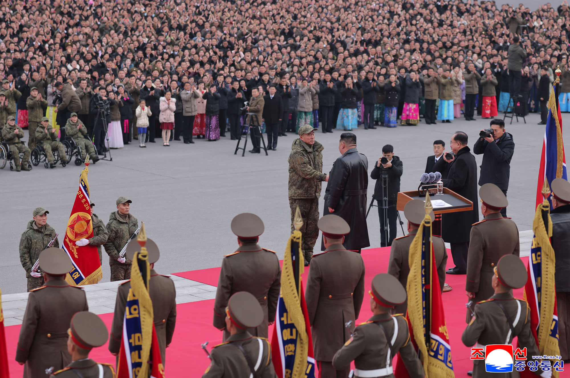 해외작전지역에서 당의 전투명령을 관철하고 귀국하는 조선인민군 공병부대 환영식 성대히 진행