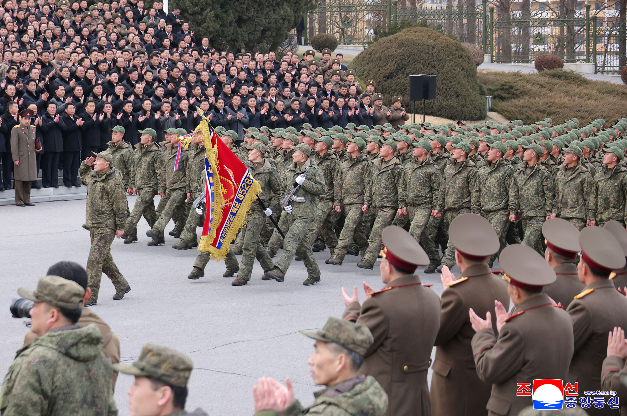 해외작전지역에서 당의 전투명령을 관철하고 귀국하는 조선인민군 공병부대 환영식 성대히 진행
