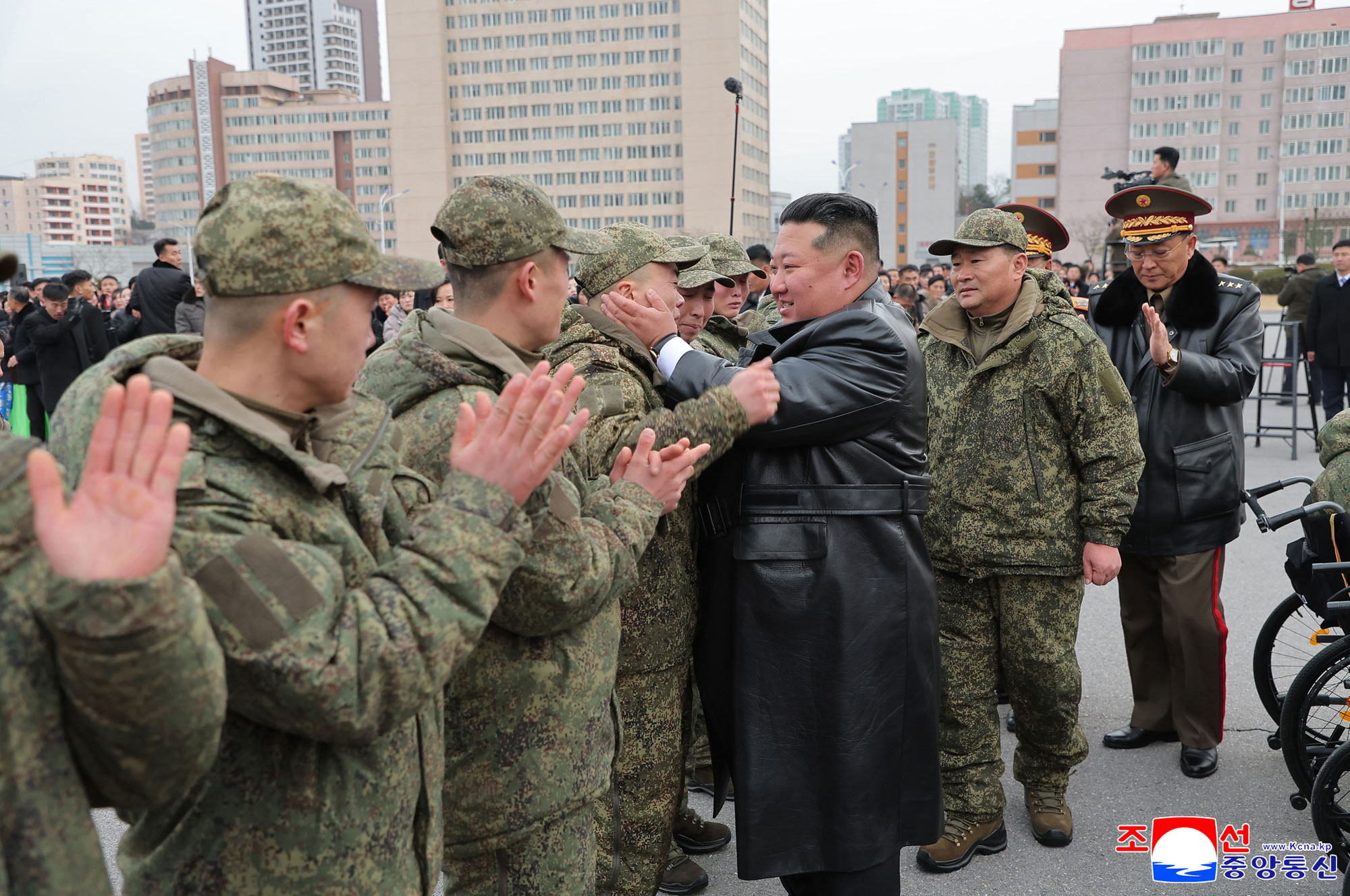 해외작전지역에서 당의 전투명령을 관철하고 귀국하는 조선인민군 공병부대 환영식 성대히 진행