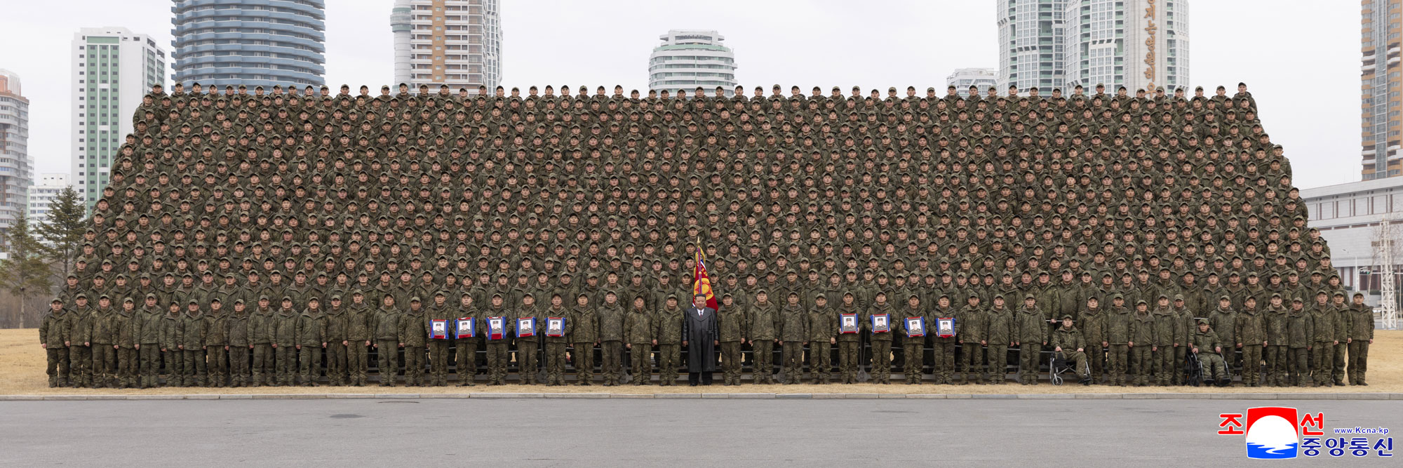 해외작전지역에서 당의 전투명령을 관철하고 귀국하는 조선인민군 공병부대 환영식 성대히 진행