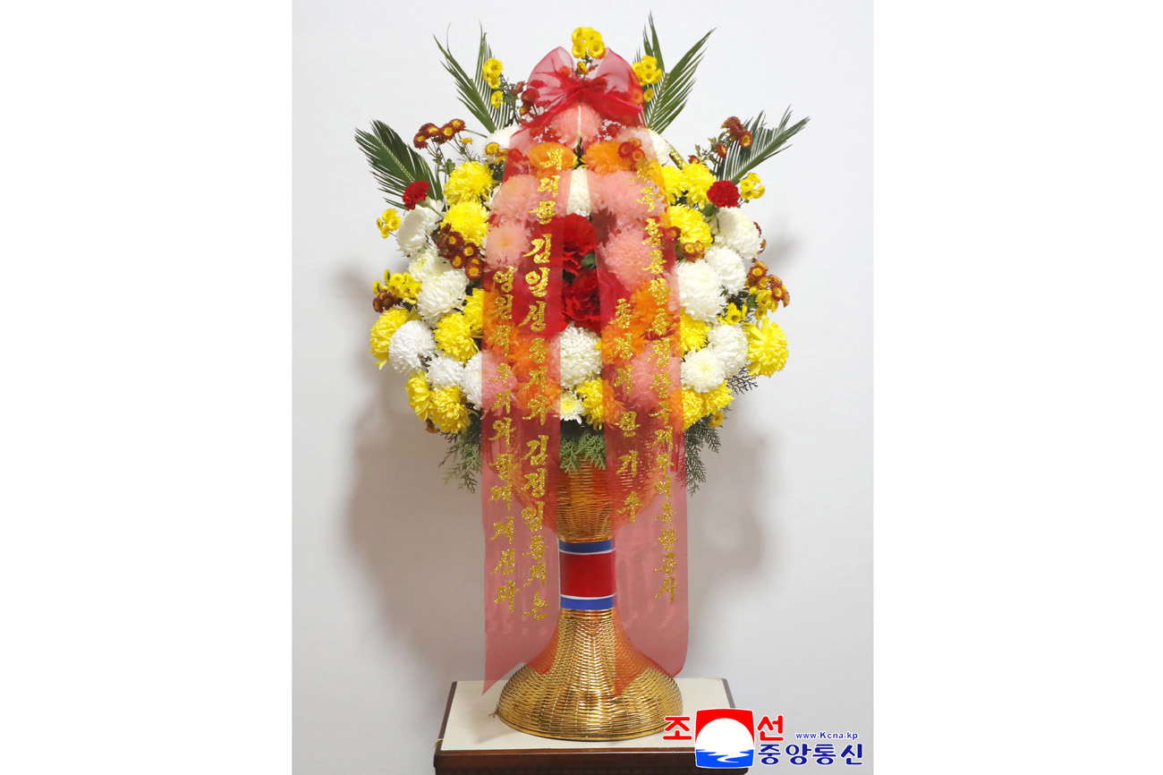 К памятникам вождей КНДР возложены корзины цветов