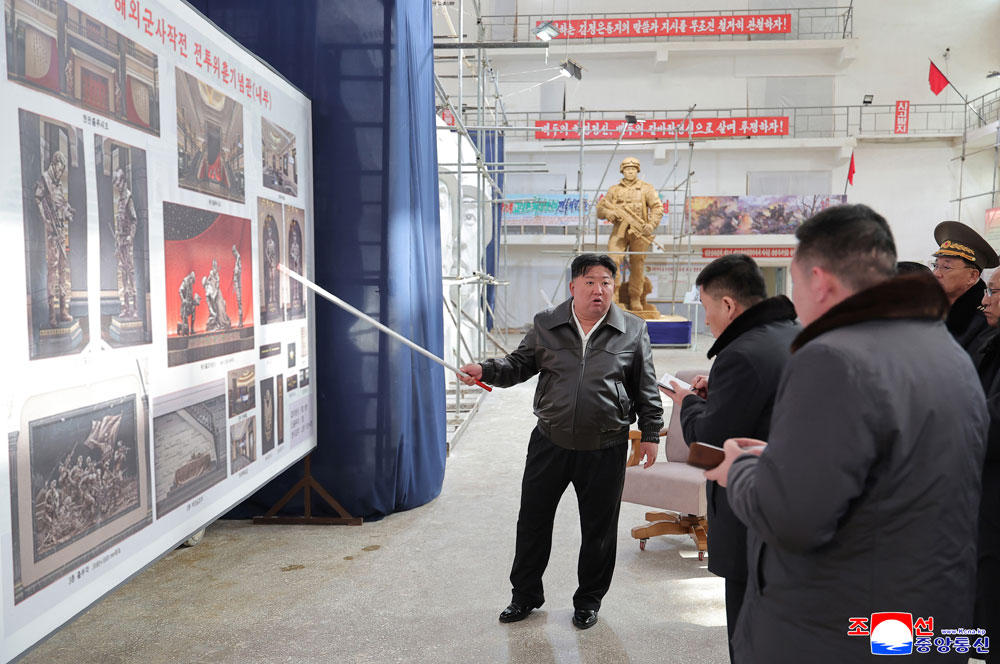경애하는 김정은동지께서 해외군사작전 전투위훈기념관 조각창작사업을 지도하시였다