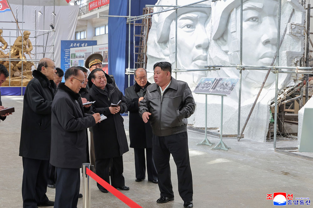 경애하는 김정은동지께서 해외군사작전 전투위훈기념관 조각창작사업을 지도하시였다