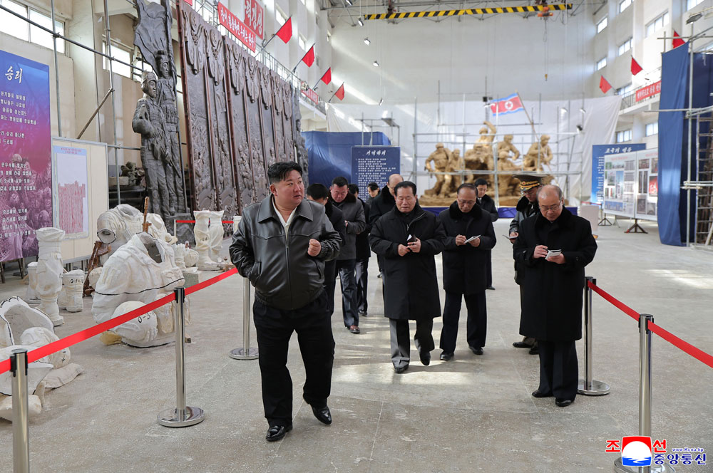 경애하는 김정은동지께서 해외군사작전 전투위훈기념관 조각창작사업을 지도하시였다