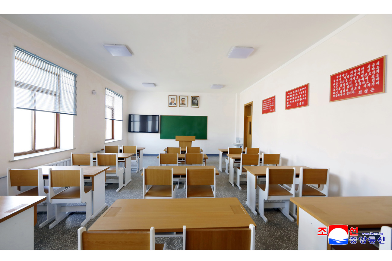 새로 개건된 계응상사리원농업대학 준공식 진행