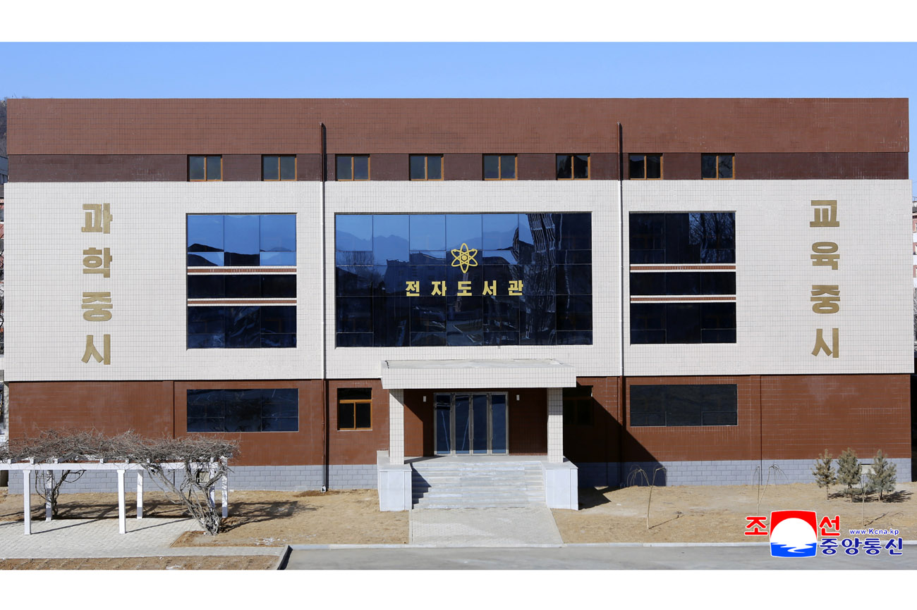 새로 개건된 계응상사리원농업대학 준공식 진행