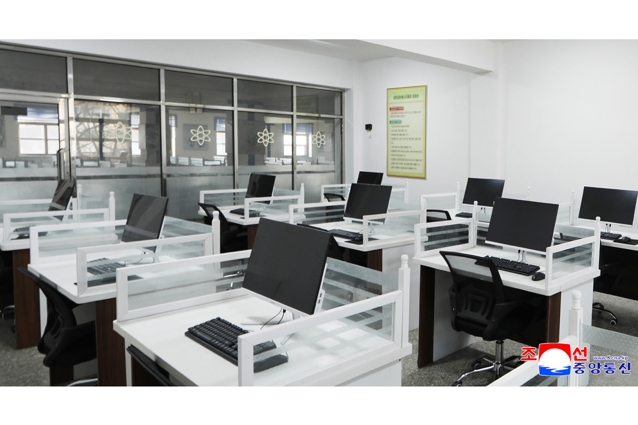 새로 개건된 계응상사리원농업대학 준공식 진행