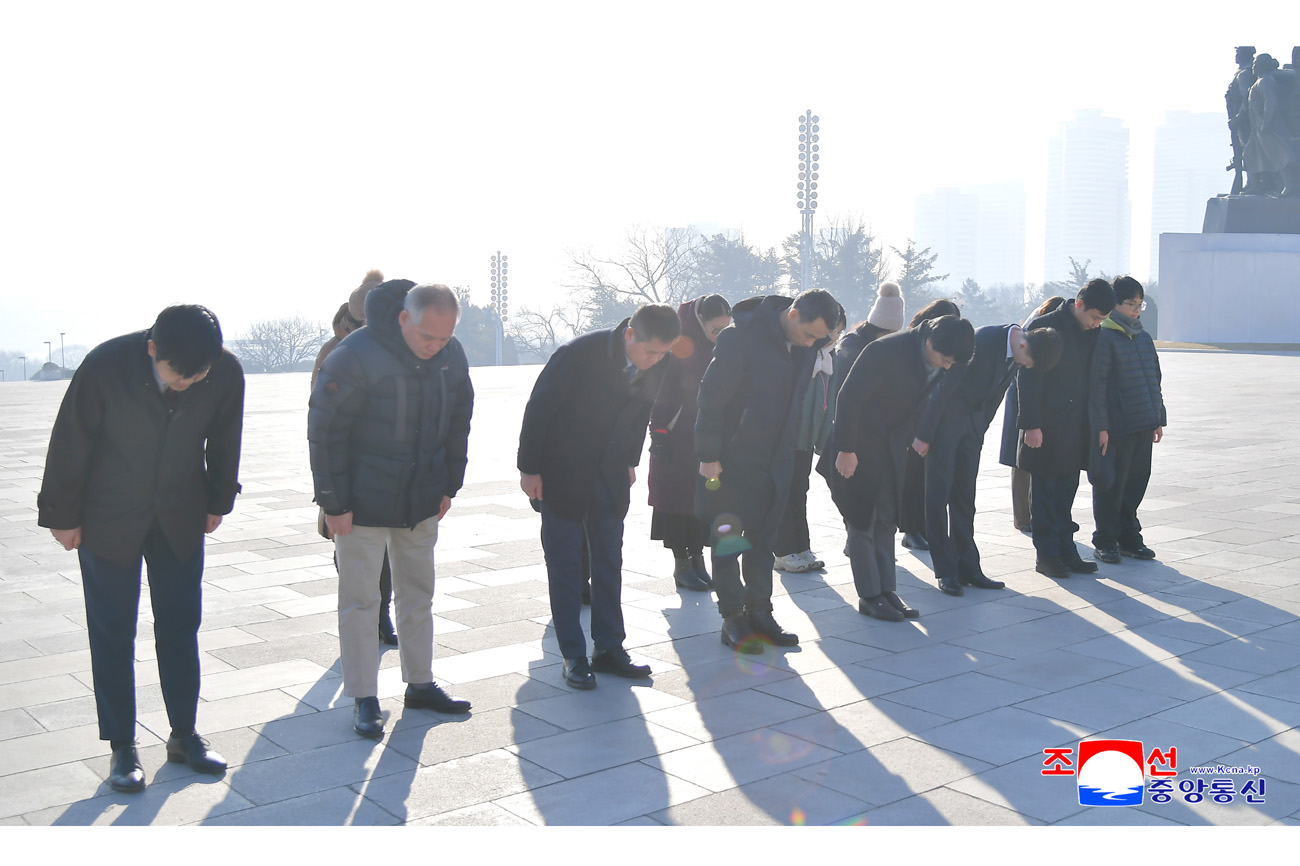 Floral tribute paid to great leaders Kim Il Sung and Kim Jong Il