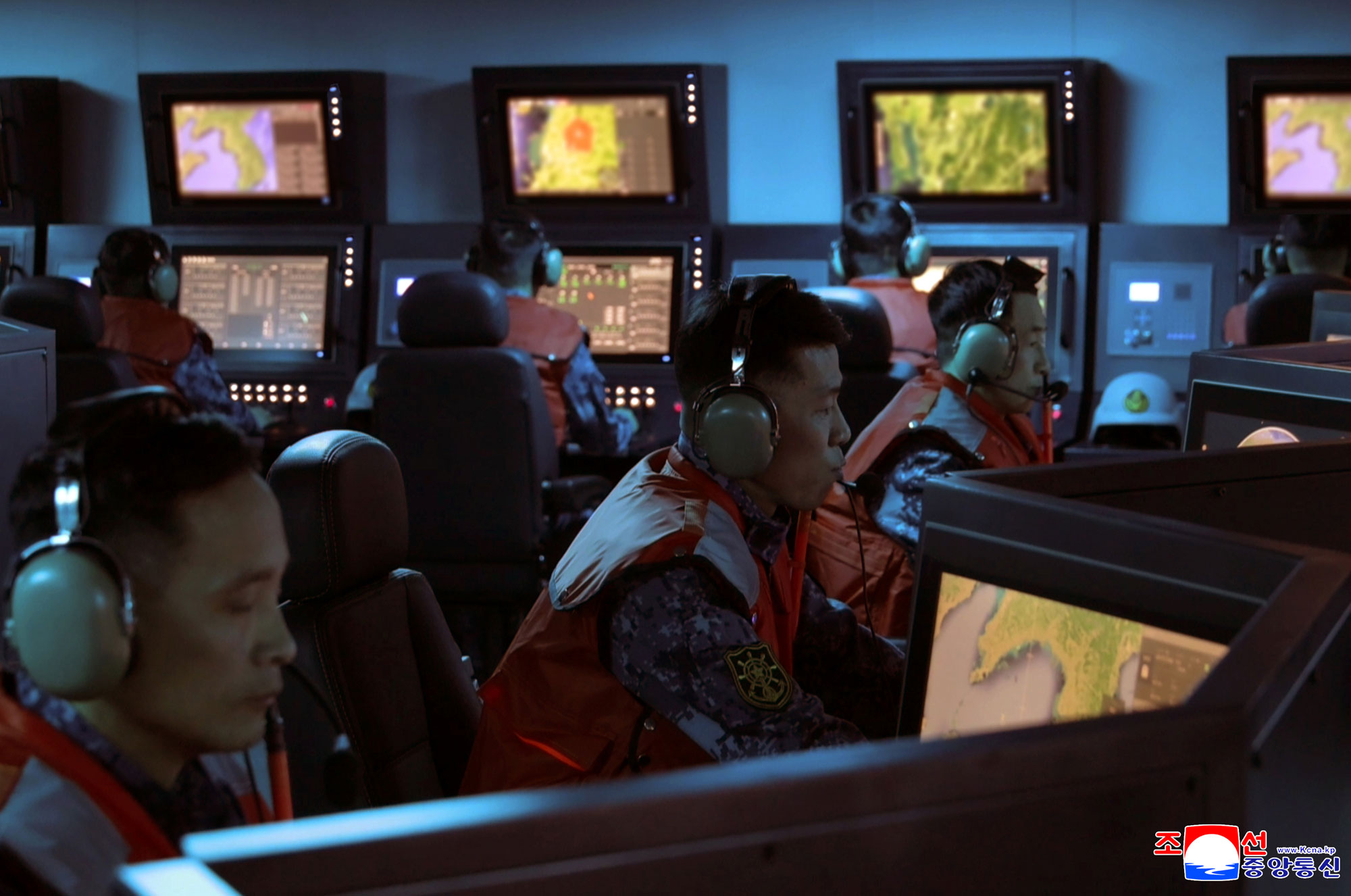 구축함 《최현》호에서 전략순항미싸일시험발사 진행