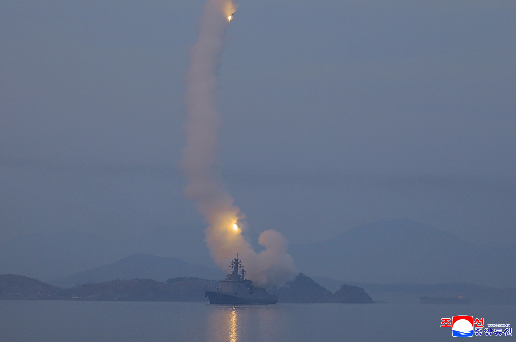 구축함 《최현》호에서 전략순항미싸일시험발사 진행