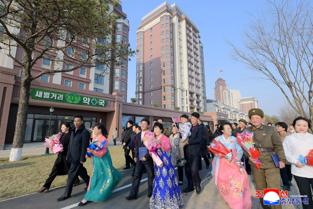 온 나라 인민의 뜨거운 진정과 축하속에 새별거리에서 새집들이 시작