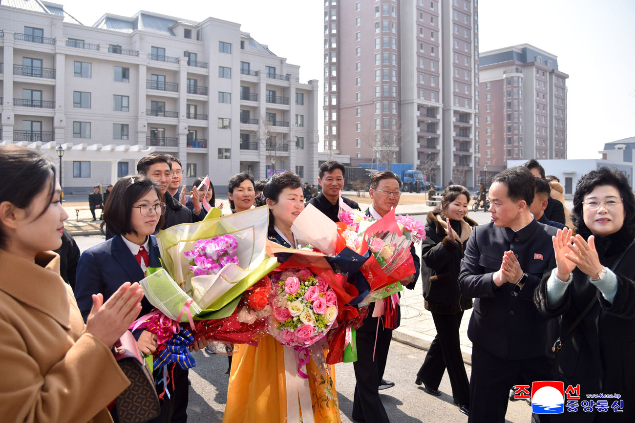 온 나라 인민의 뜨거운 진정과 축하속에 새별거리에서 새집들이 시작