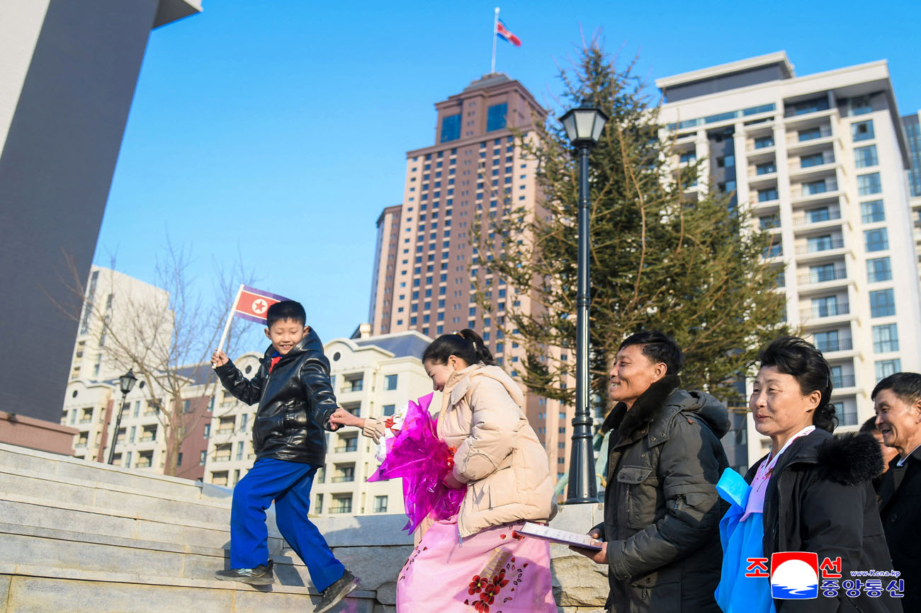 온 나라 인민의 뜨거운 진정과 축하속에 새별거리에서 새집들이 시작