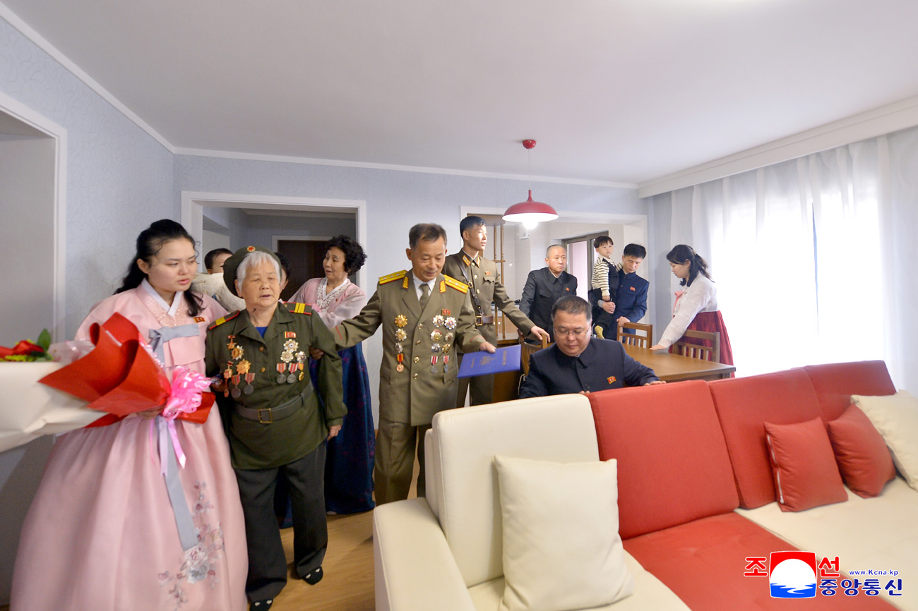 온 나라 인민의 뜨거운 진정과 축하속에 새별거리에서 새집들이 시작