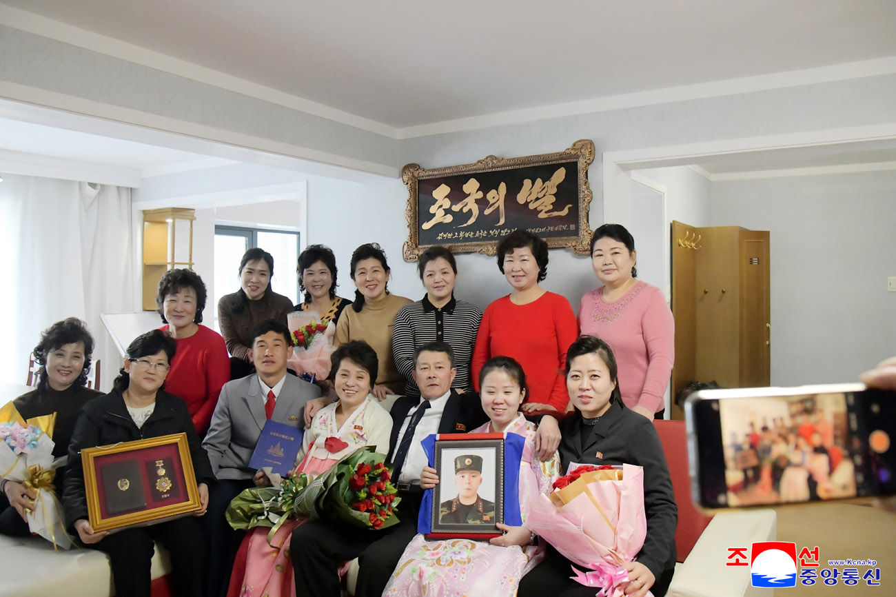 온 나라 인민의 뜨거운 진정과 축하속에 새별거리에서 새집들이 시작