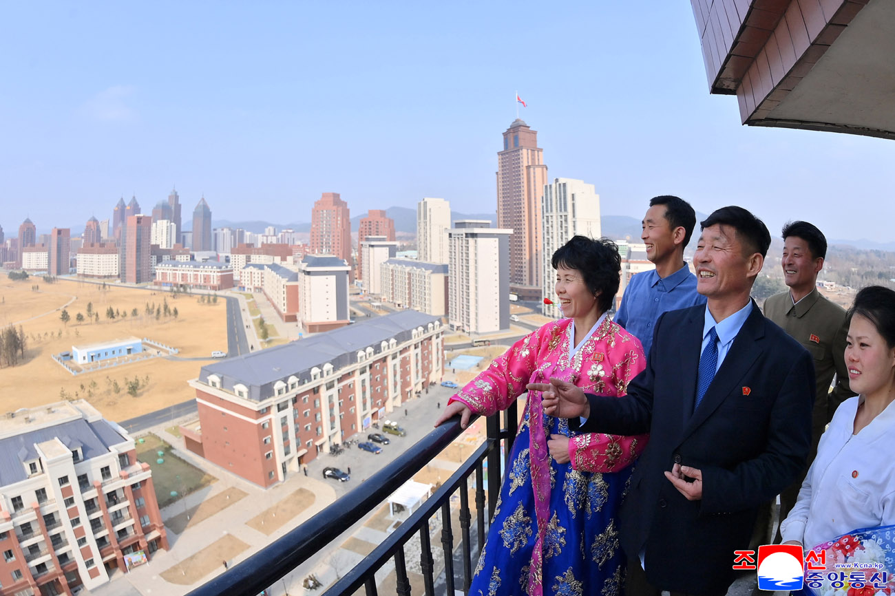 온 나라 인민의 뜨거운 진정과 축하속에 새별거리에서 새집들이 시작