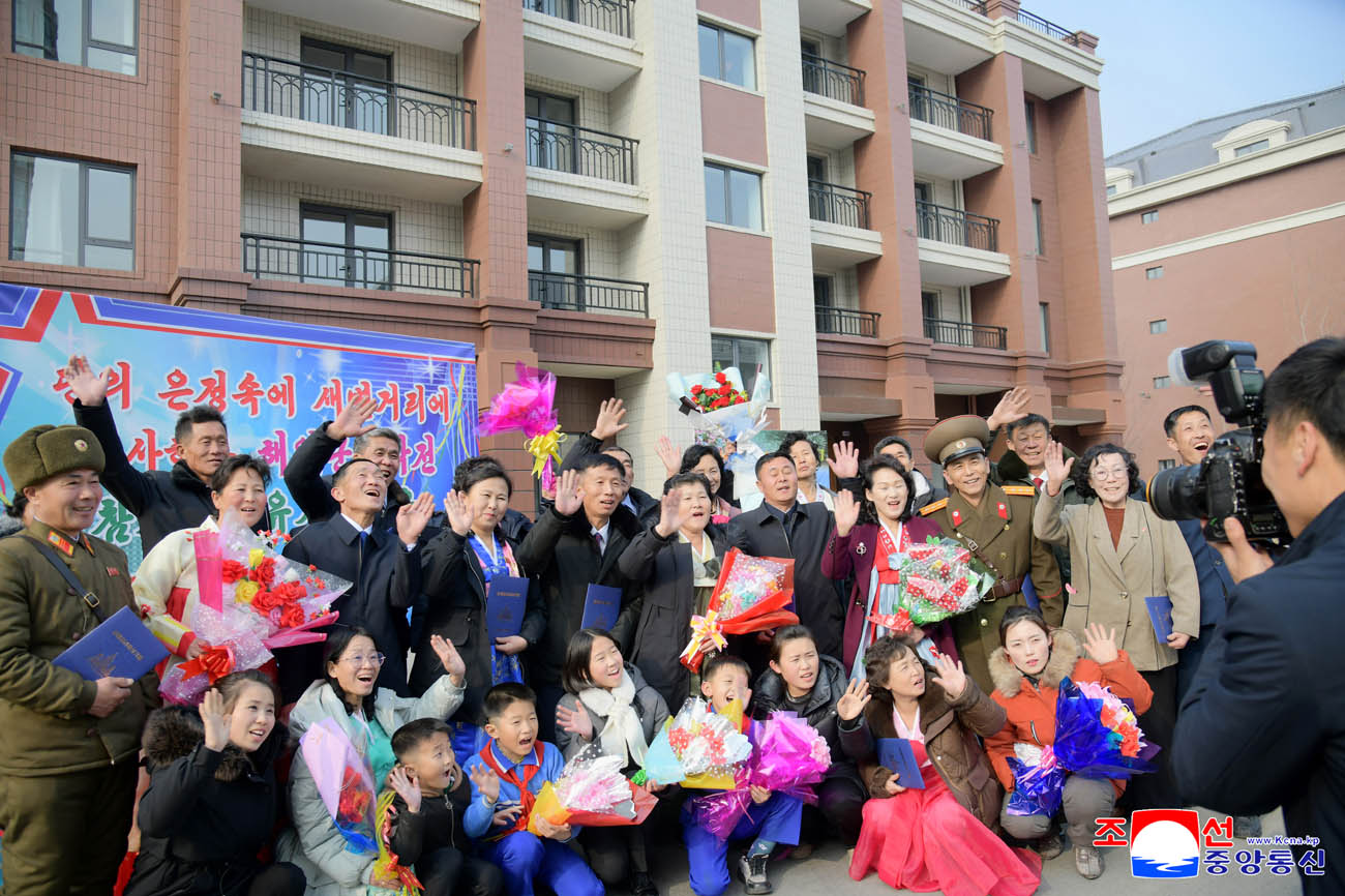 온 나라 인민의 뜨거운 진정과 축하속에 새별거리에서 새집들이 시작