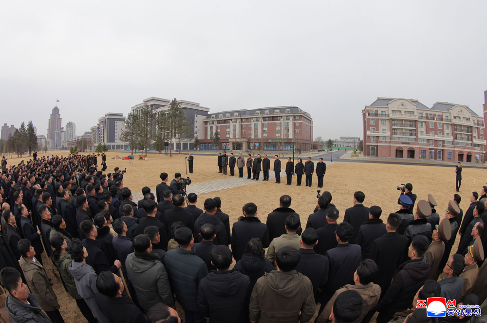 경애하는 김정은동지께서 식수절에 즈음하여 새별거리에서 나무를 심으시였다