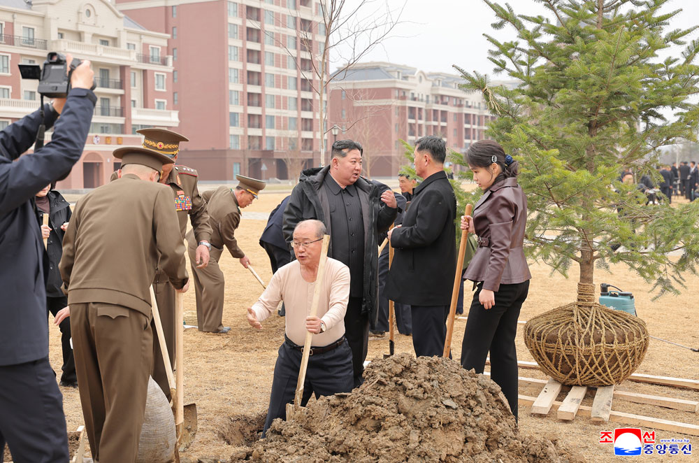 경애하는 김정은동지께서 식수절에 즈음하여 새별거리에서 나무를 심으시였다
