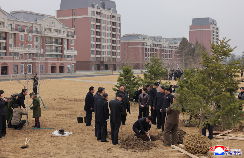 경애하는 김정은동지께서 식수절에 즈음하여 새별거리에서 나무를 심으시였다