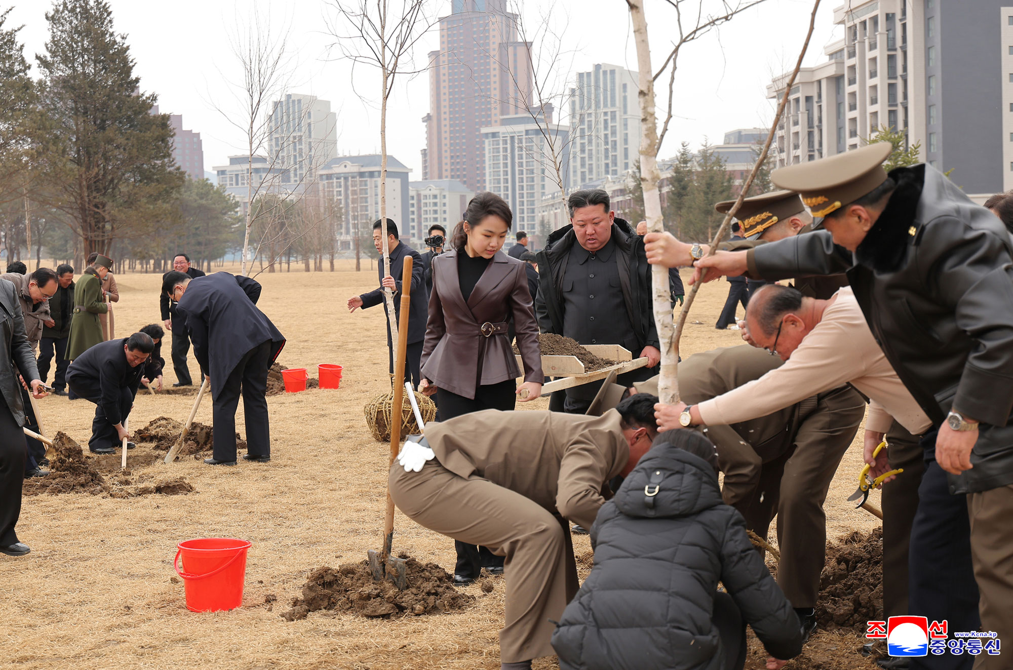 경애하는 김정은동지께서 식수절에 즈음하여 새별거리에서 나무를 심으시였다