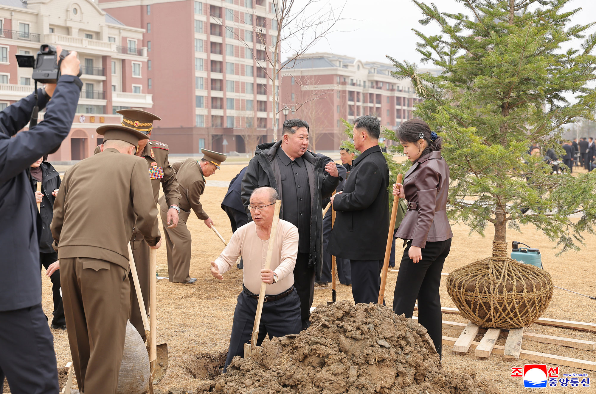 경애하는 김정은동지께서 식수절에 즈음하여 새별거리에서 나무를 심으시였다