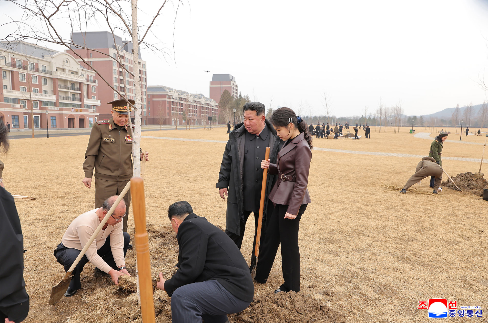 경애하는 김정은동지께서 식수절에 즈음하여 새별거리에서 나무를 심으시였다