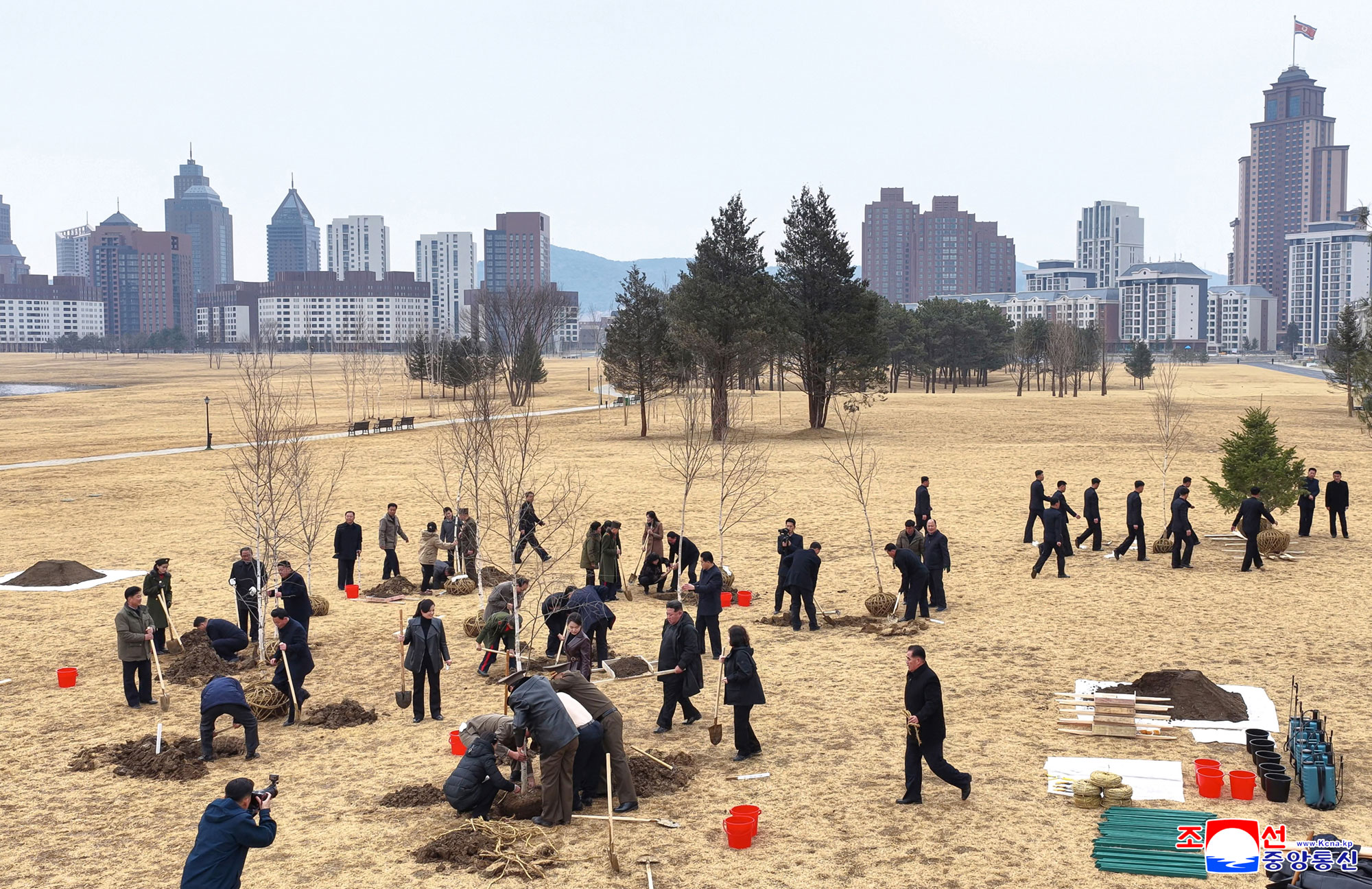 경애하는 김정은동지께서 식수절에 즈음하여 새별거리에서 나무를 심으시였다