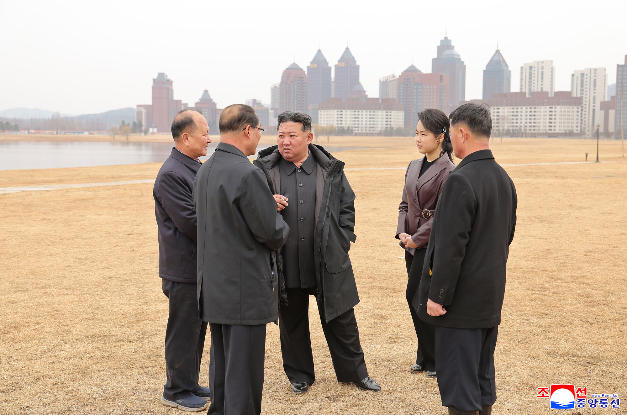 경애하는 김정은동지께서 식수절에 즈음하여 새별거리에서 나무를 심으시였다