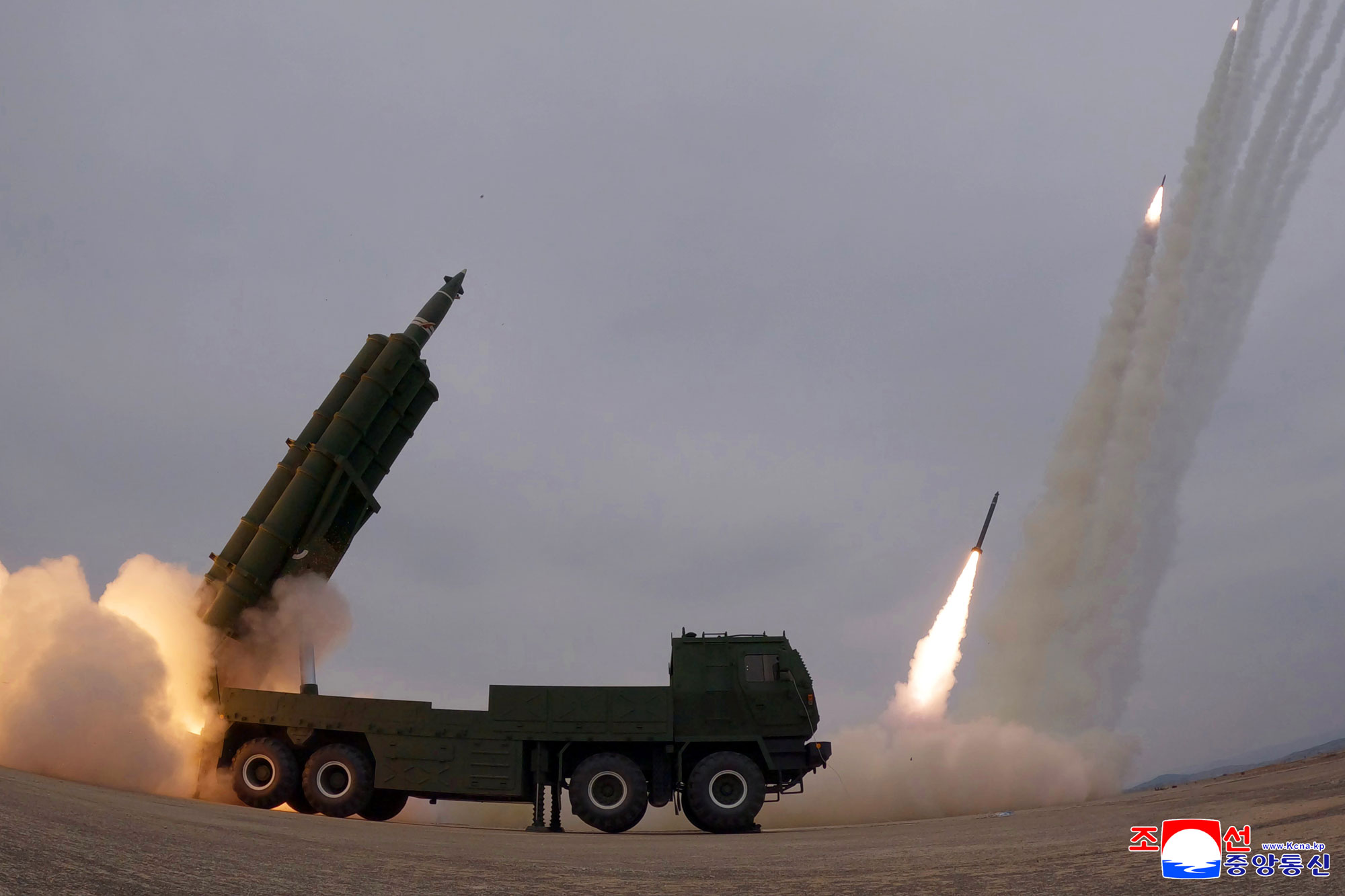 조선인민군 서부지구 장거리포병구분대의 화력타격훈련 진행