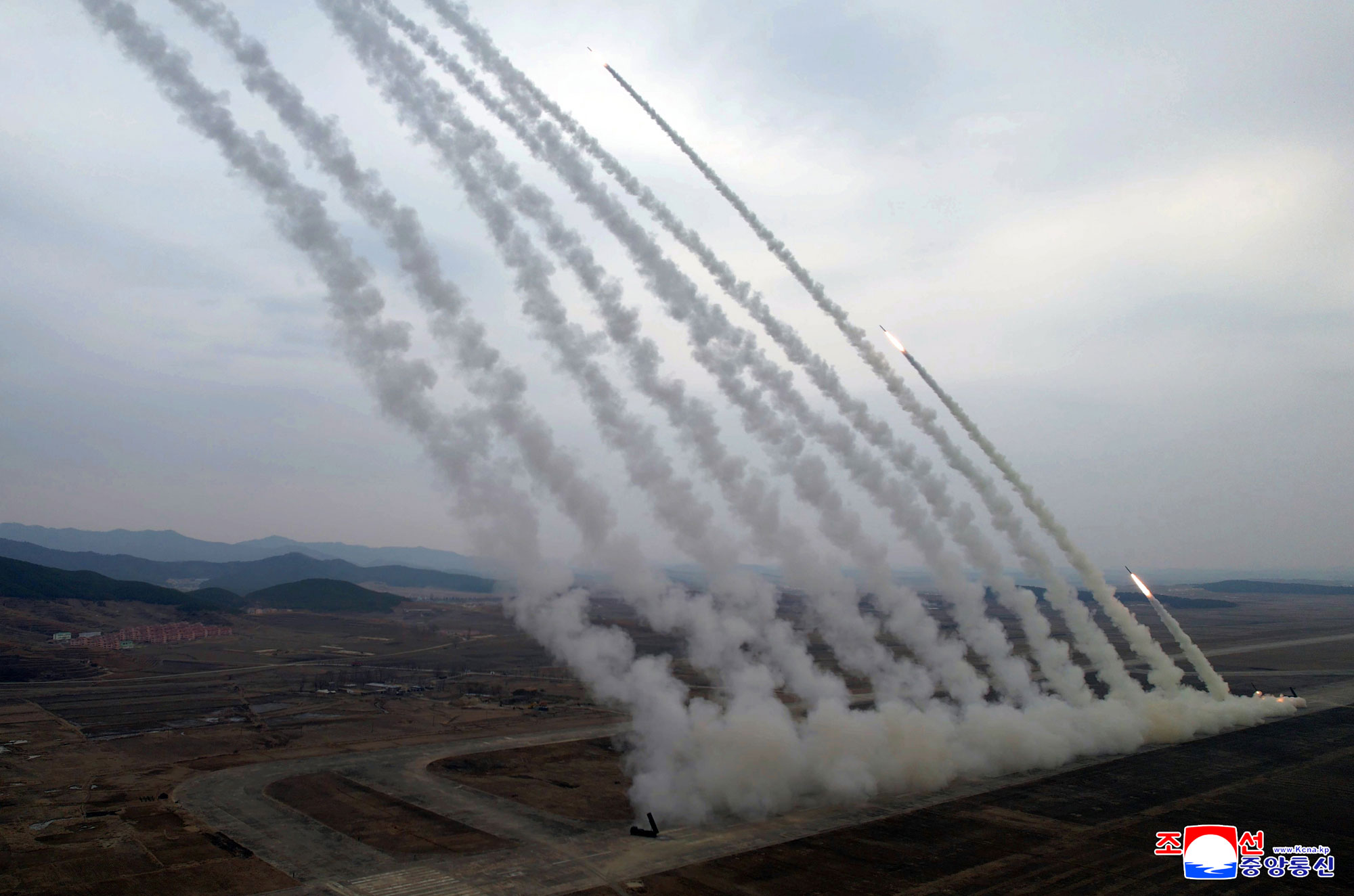 조선인민군 서부지구 장거리포병구분대의 화력타격훈련 진행