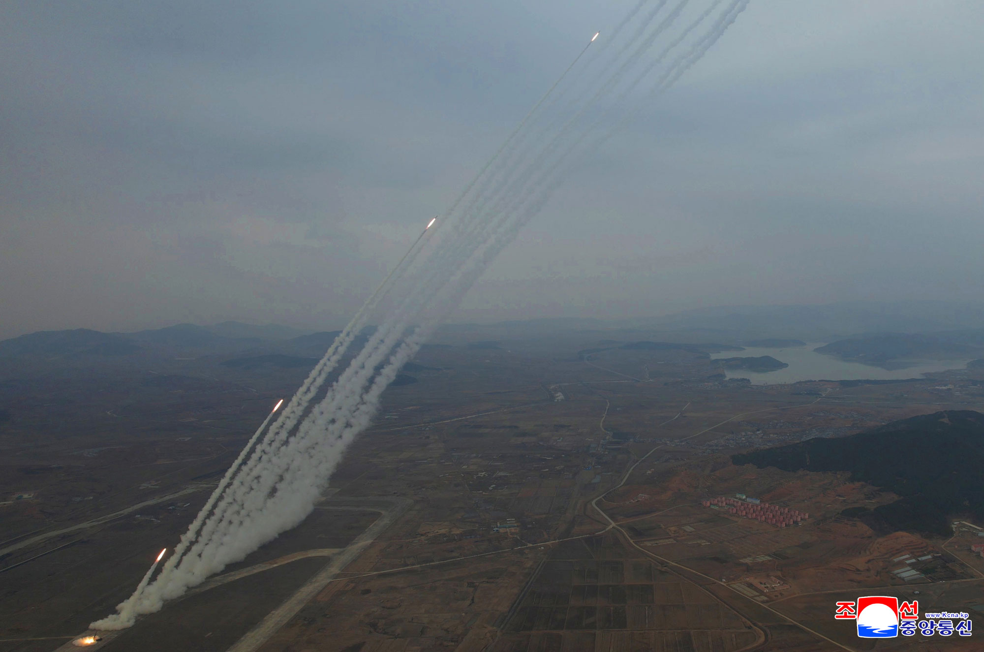 조선인민군 서부지구 장거리포병구분대의 화력타격훈련 진행