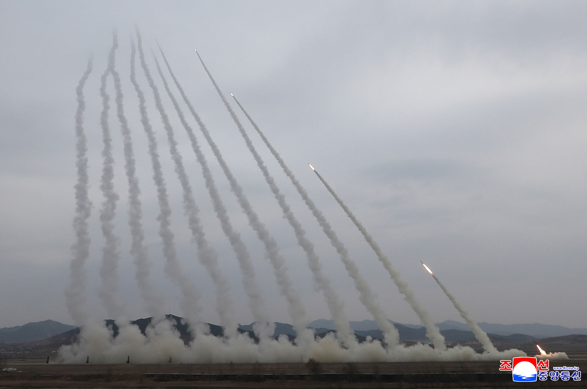 조선인민군 서부지구 장거리포병구분대의 화력타격훈련 진행