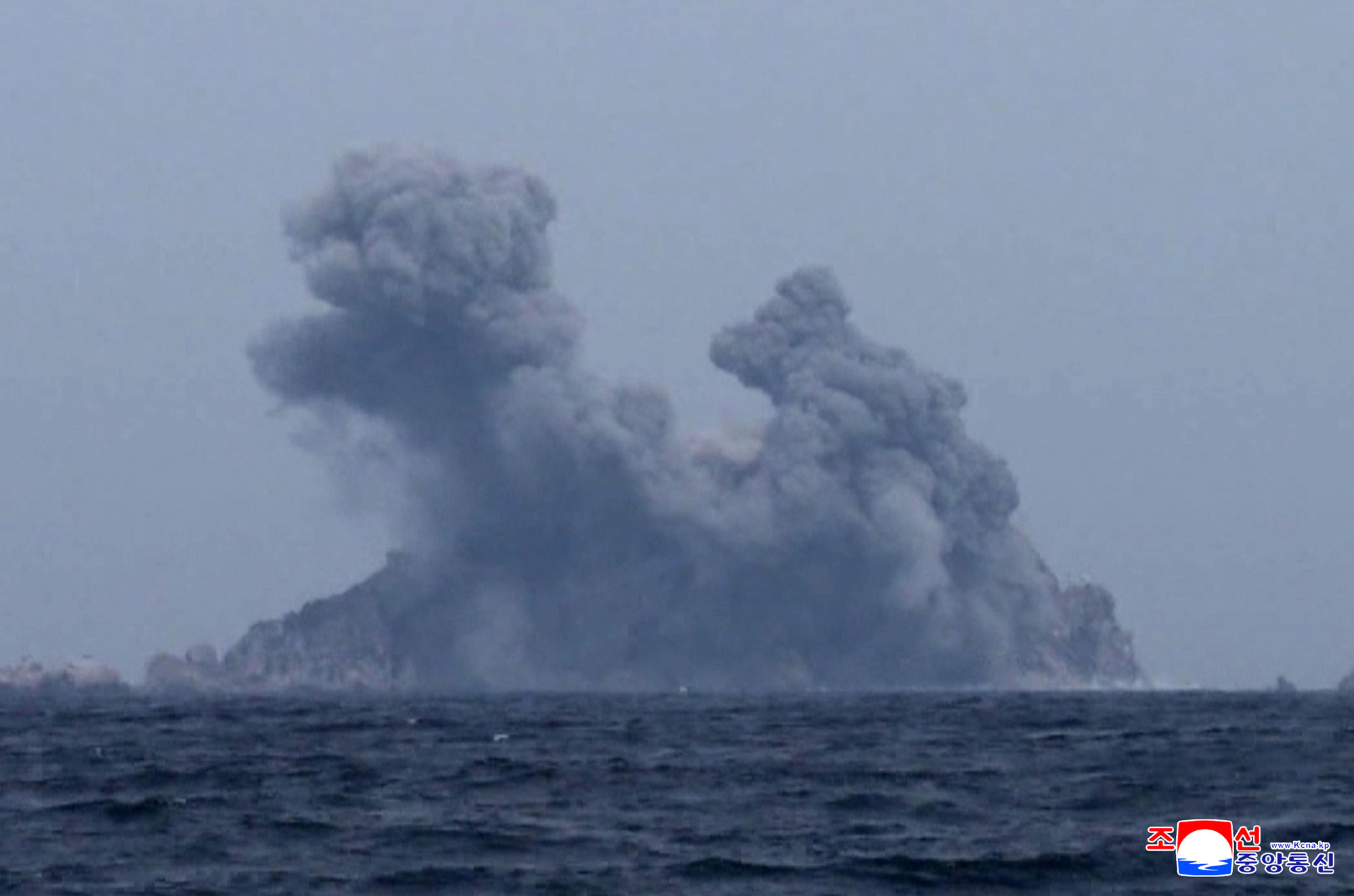 조선인민군 서부지구 장거리포병구분대의 화력타격훈련 진행