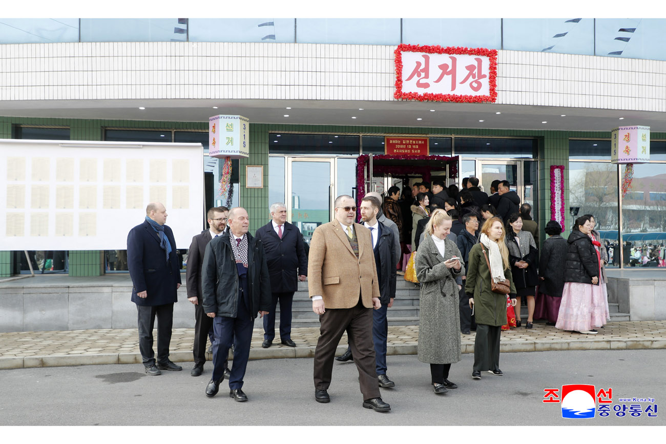 외국손님들과 재중동포들 평양시의 선거장을 참관