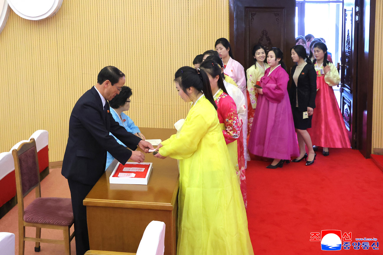 전국의 선거자들 높은 정치적열의를 안고 최고인민회의 제15기 대의원선거에 참가