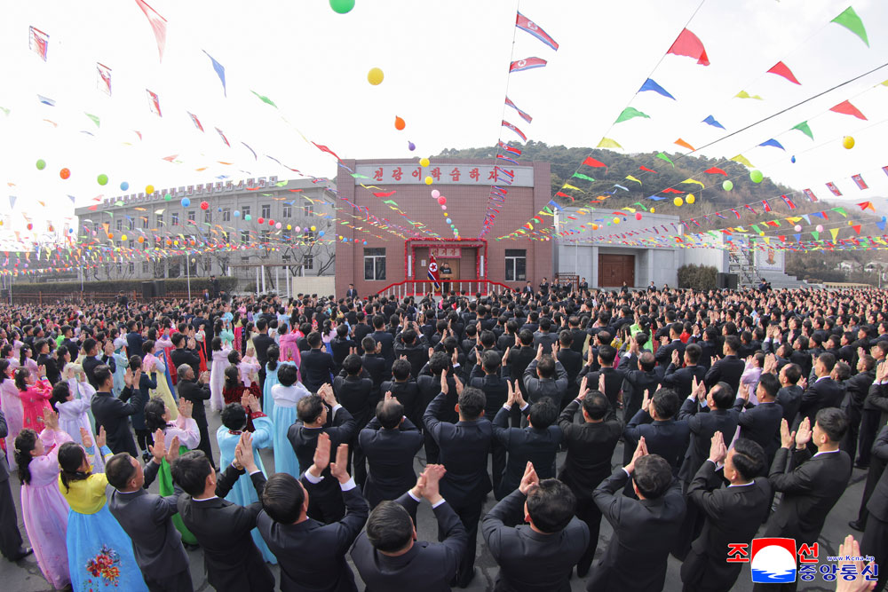 敬爱的金正恩同志在天圣青年煤矿参加最高人民会议议员选举，向煤矿工人给以勉励