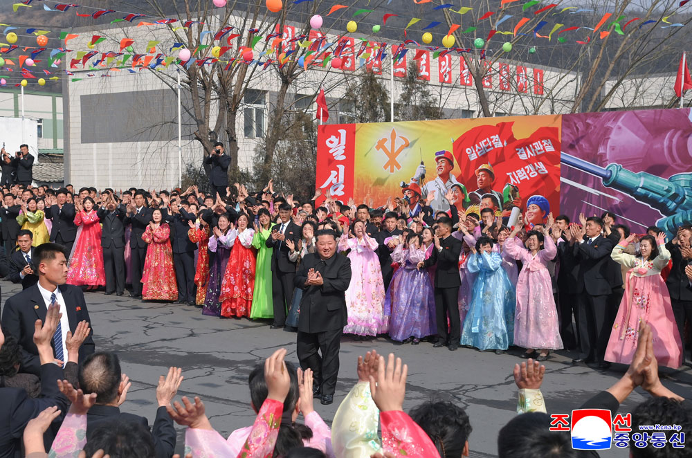 敬爱的金正恩同志在天圣青年煤矿参加最高人民会议议员选举，向煤矿工人给以勉励